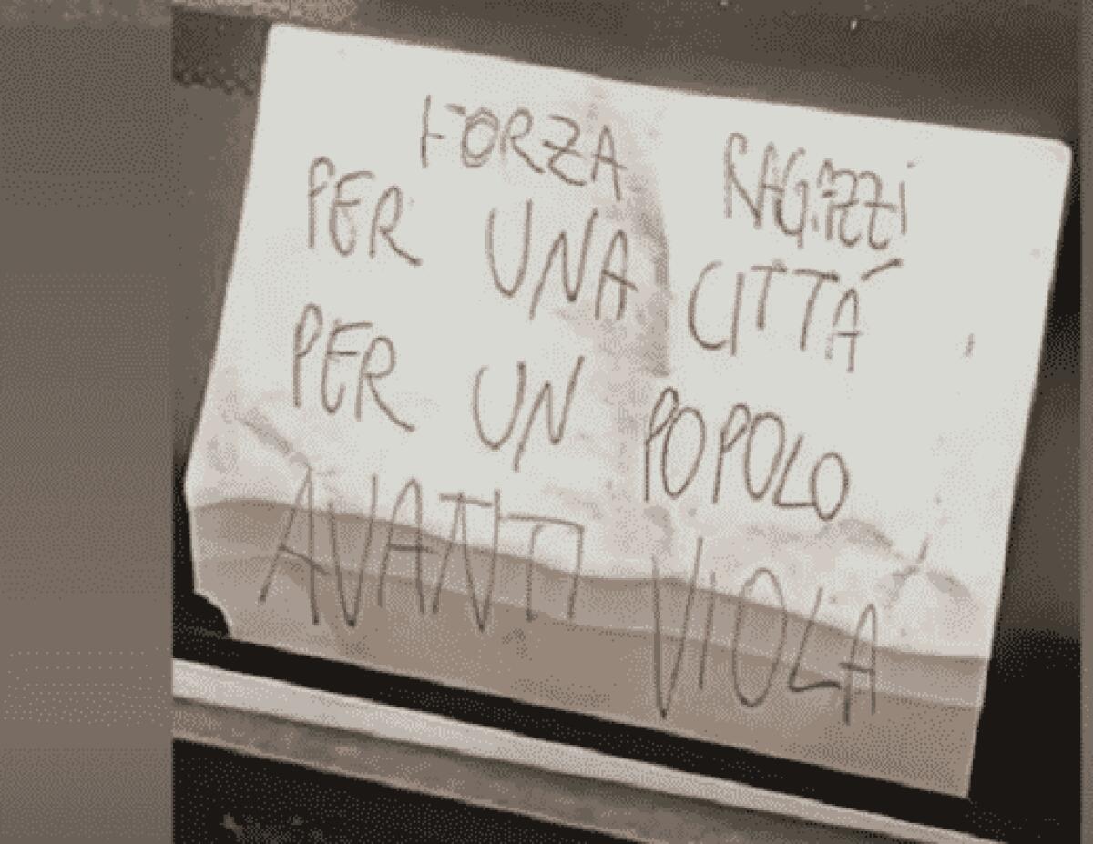 Tifoso attacca uno stupendo foglio sulla macchina di Rosati: "Per una città, per un popolo, forza ragazzi" - 