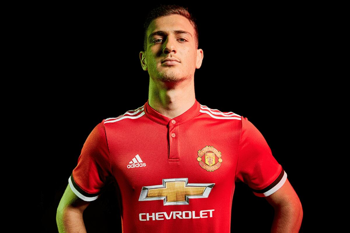 Fiorentina e Roma, duello in arrivo per prendere Dalot, ha il contratto in scadenza con il Manchester - 