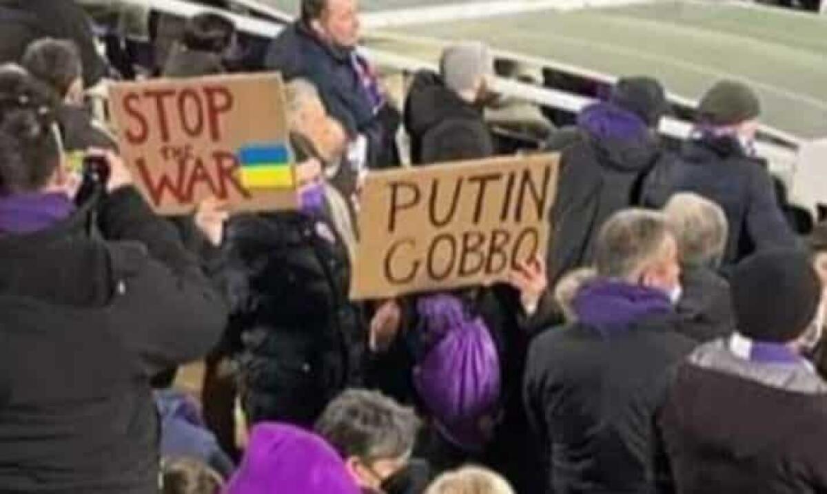 "Putin gobbo" Il simpatico striscione dei tifosi della Fiorentina contro la guerra spopola sul web - 