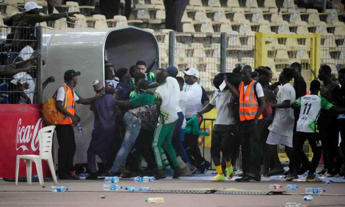 Nigeria-Ghana finisce in tragedia, nei violenti scontri un medico zambiano viene ucciso dalla folla - Ghana's soccer players run off the pitch after it was invaded at the end of the 2022 Qatar World Cup qualifying playoff second leg at Moshood Abiola Stadium, in Abuja, Nigeria, Tuesday, March. 29, 2022. Ghana became the first team from Africa to qual