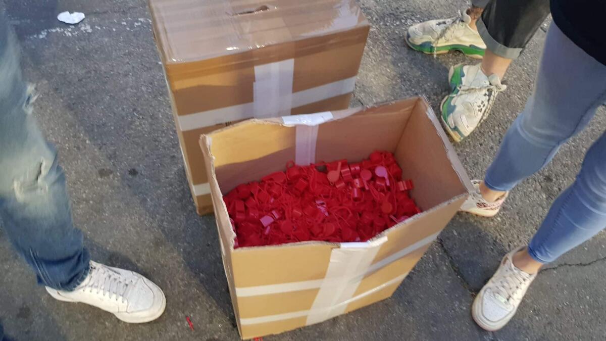 In vendita fuori la curva Fiesole dei fischietti anti gobbo per accogliere il ritorno di Vlahovic - 