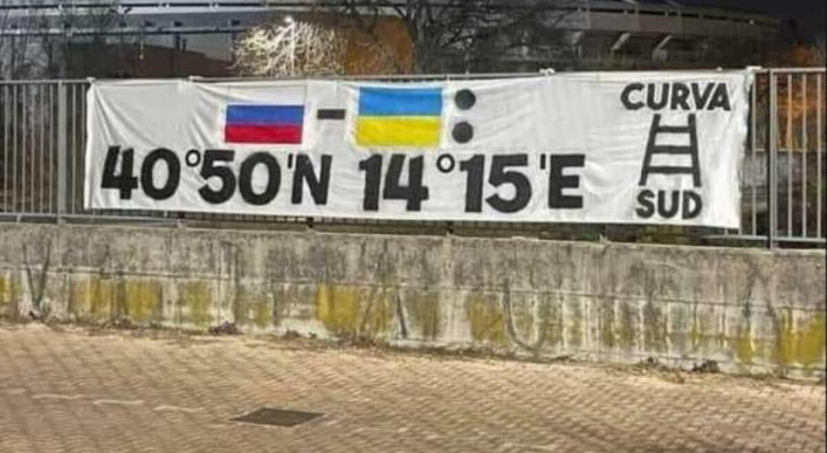 Lo striscione vergognoso del Verona che inneggia a bombardare Napoli con le sue coordinate - 