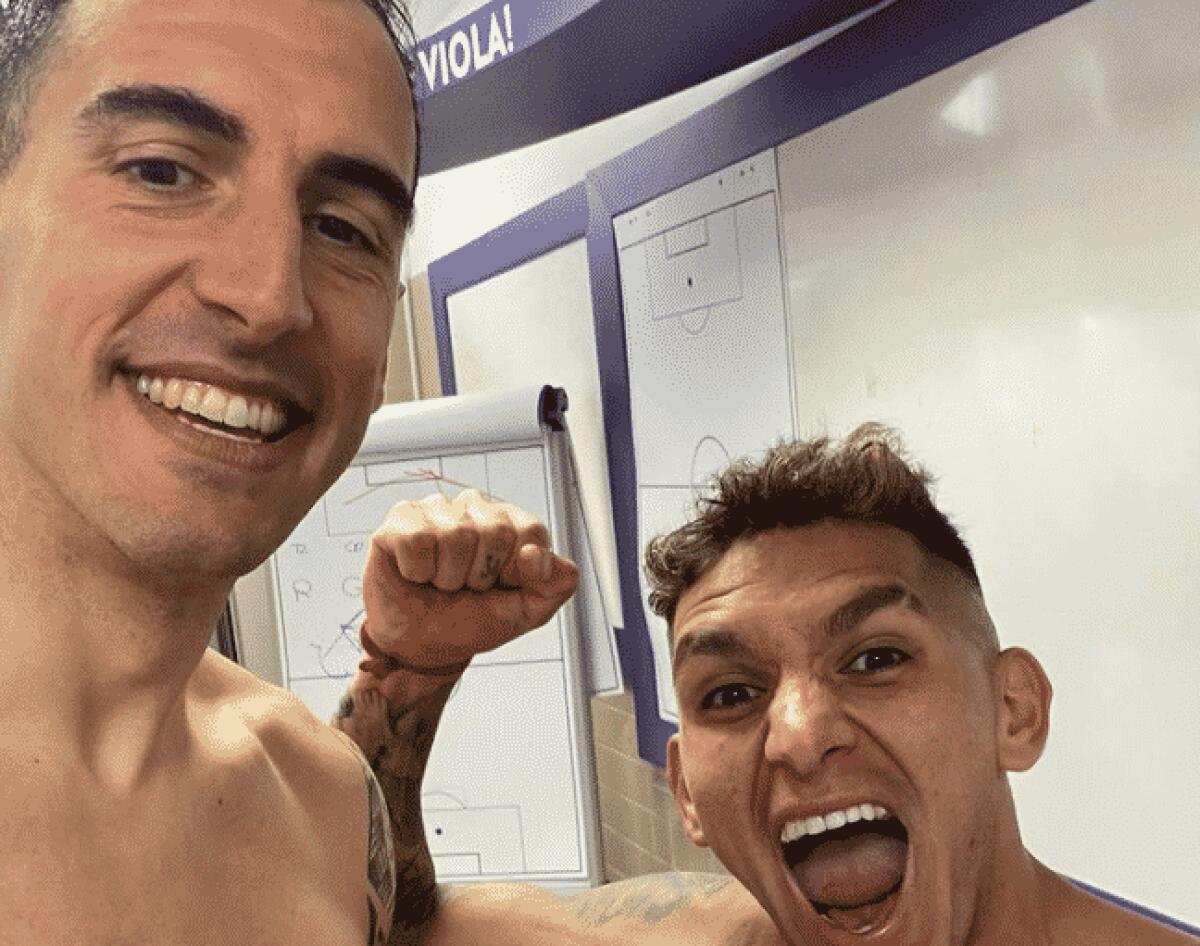 Rosati in posa con Torreira dopo il gol vittoria di Lucas. La festa nello spogliatoio della Fiorentina - 