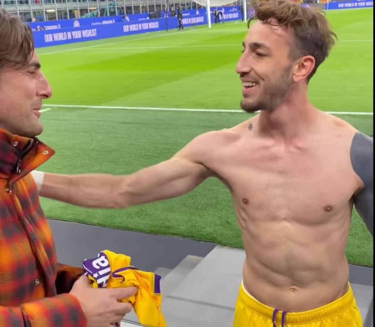 Castrovilli regala la sua maglietta a Ventola dopo Inter-Fiorentina. I due sono legati dal Bari - 
