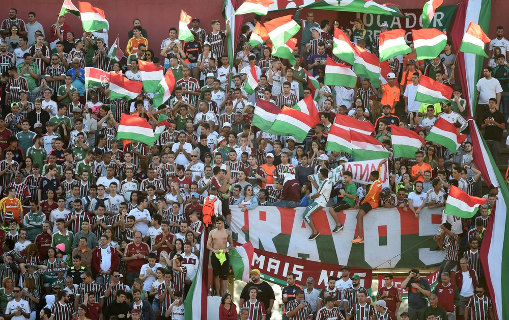 L'ex viola Felipe Melo accerchiato dai tifosi della Fluiminense. Botte e attimi di terrore in aeroporto