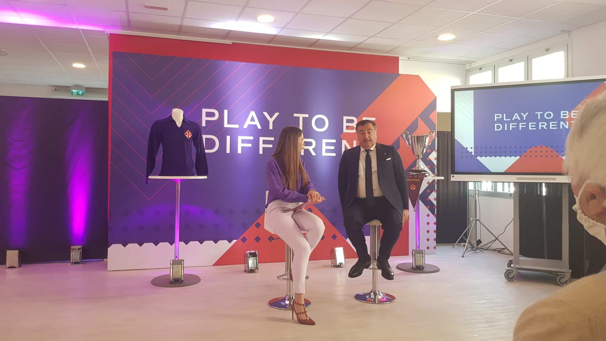 Stilizzato, rosso, con una grande “V”, questo é il nuovo logo della Fiorentina con la speranza che giri in Europa