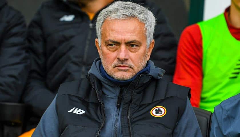 Mourinho frecciata a Sarri: "C'è chi esce dall'Europa per fumare durante la settimana e chi va avanti"