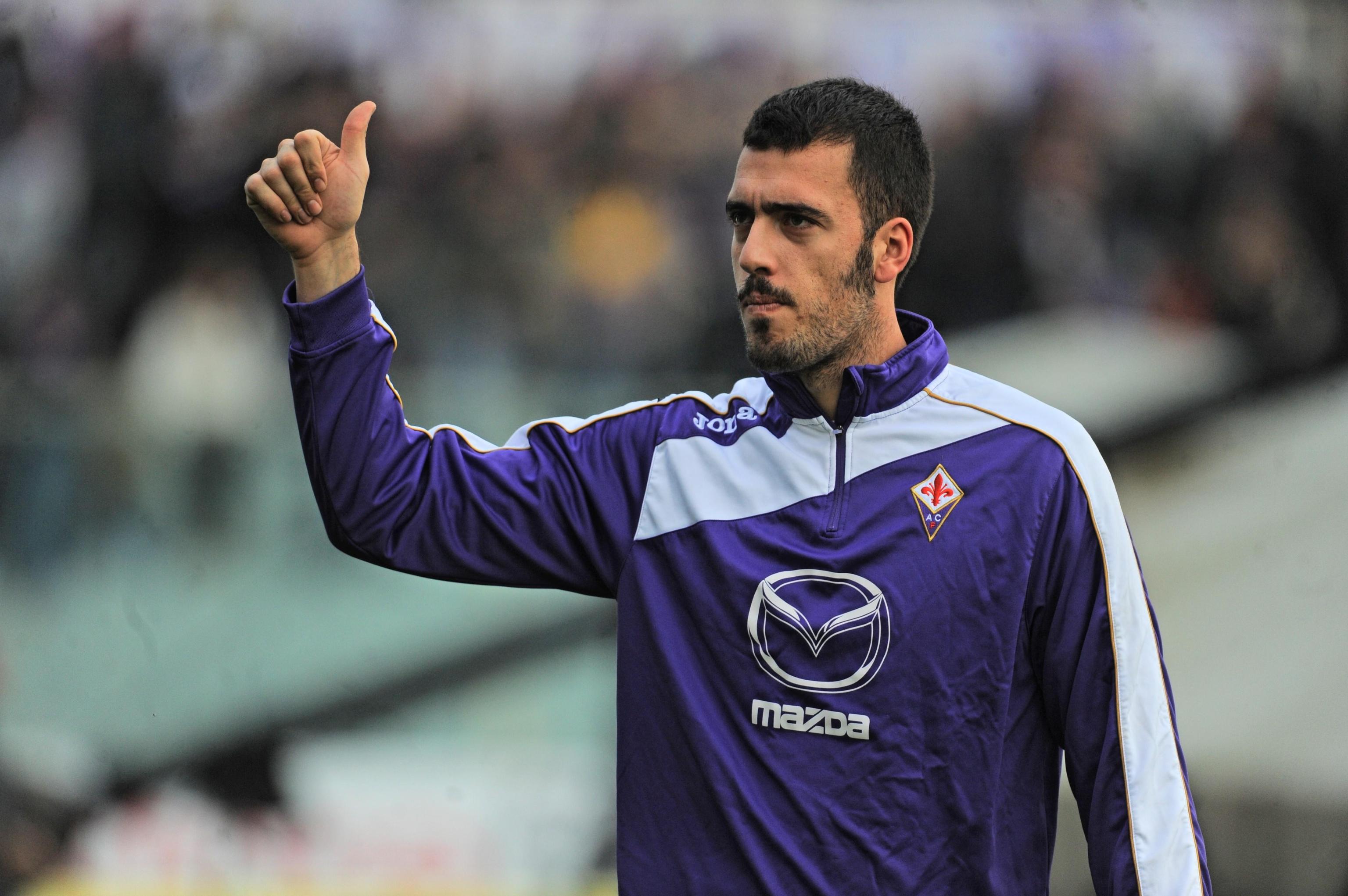 Italian goalkepeer of Fiorentina, Emiliano Viviano, waves his supporters prior the goal during the Italian Serie A soccer match ACF Fiorentina vs AC Siena at Artemio Franchi stadium in Florence, Italy, 16 december 2012.ANSA/MAURIZIO DEGL'INNOCENTI