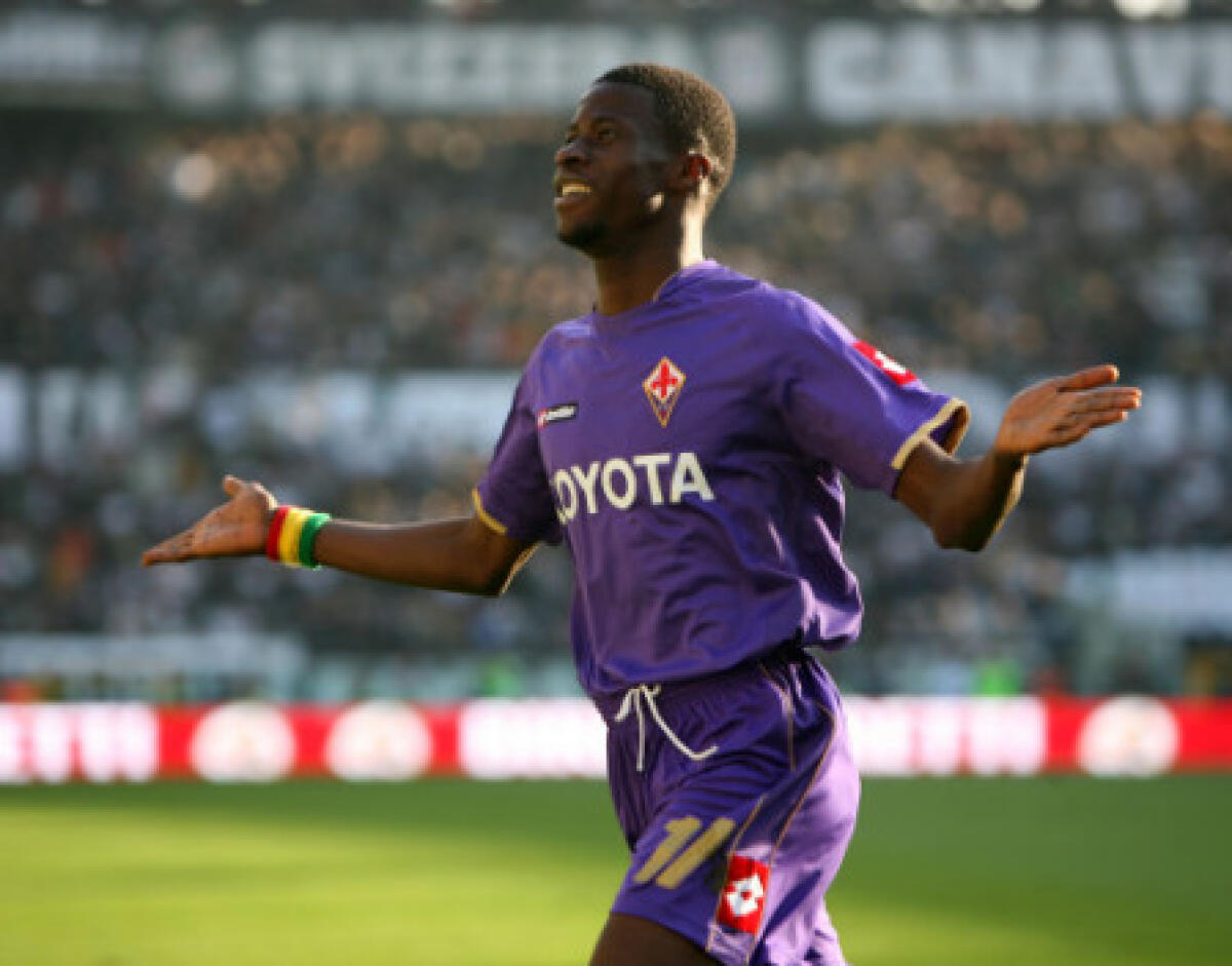 Papa Waigo: "Tifo Fiorentina, il viola è nella mia pelle. Mi piacerebbe dare una mano alla società" - Fiorentina's Papa Waigo celebrates scoring the equalizing goal