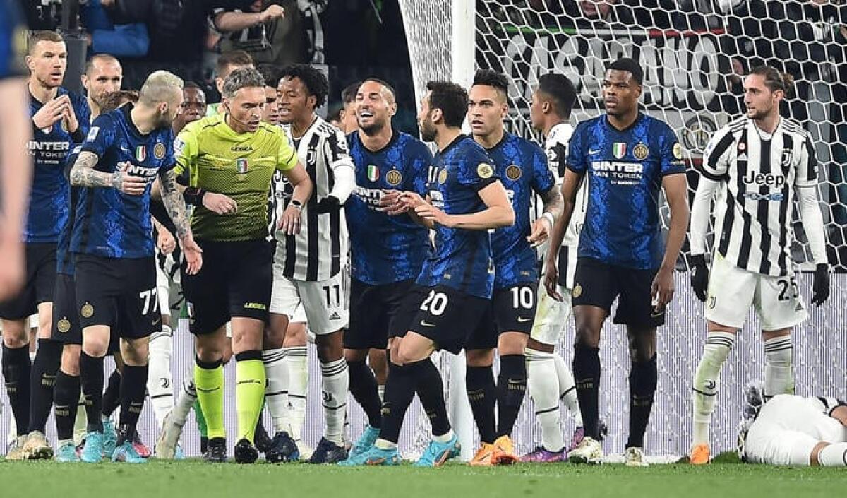 Tuttosport: "La Juventus è arrabbiata con gli arbitri, la squadra sente di aver subito dei torti" - Payers of Juventus and Inter during the italian Serie A soccer match Juventus FC vs FC Inter at the Allianz Satadium in Turin, Italy, 3 april 2022 ANSA/ALESSANDRO DI MARCO