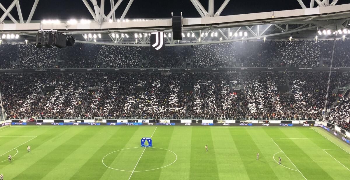 La Juventus partorisce l'ennesima coreografia imbarazzante, non riesce la scritta "Fino alla fine" - 