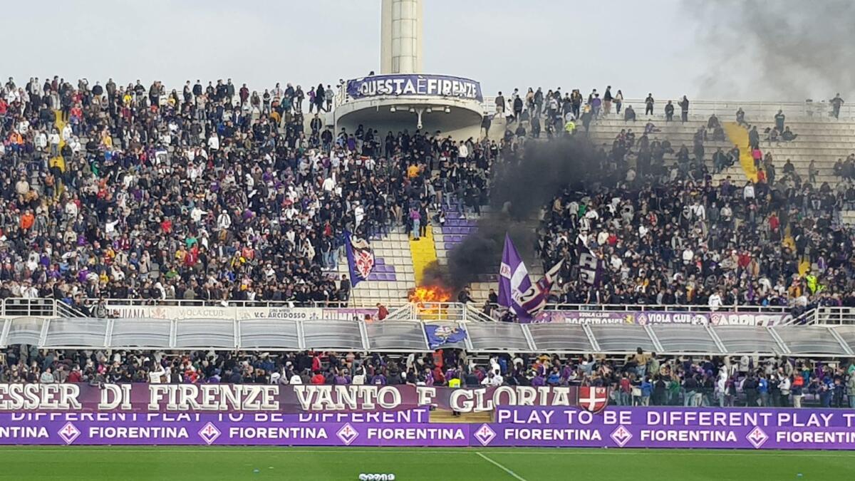 Attimi di paura: incendio tra i tifosi viola durante l'allenamento della Fiorentina. Intervenuti i pompieri - 