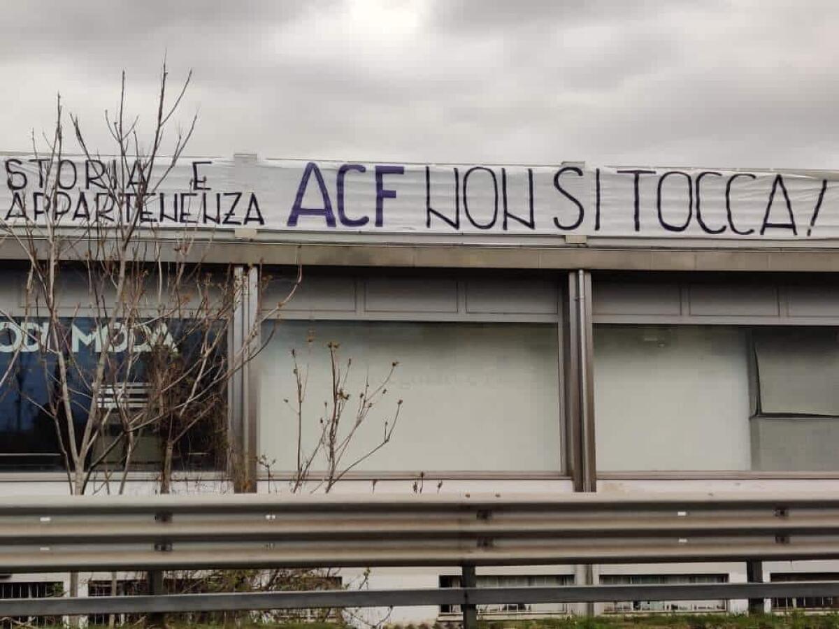 Altro striscione della Curva Fiesole contro la società: "Storia e appartenenza, ACF non si tocca" - 