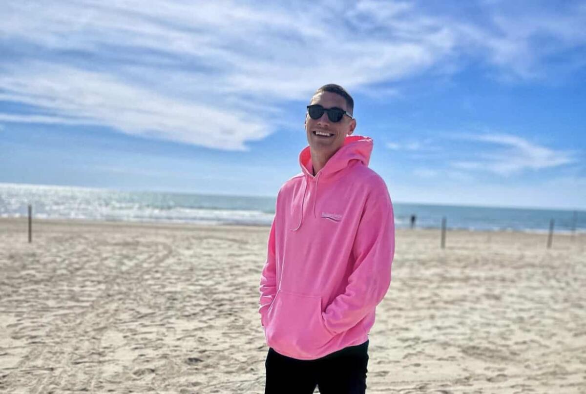 Milenkovic fotografato con una felpa rosa, Torreira lo sfotte: "Pigiama in spiaggia" - 
