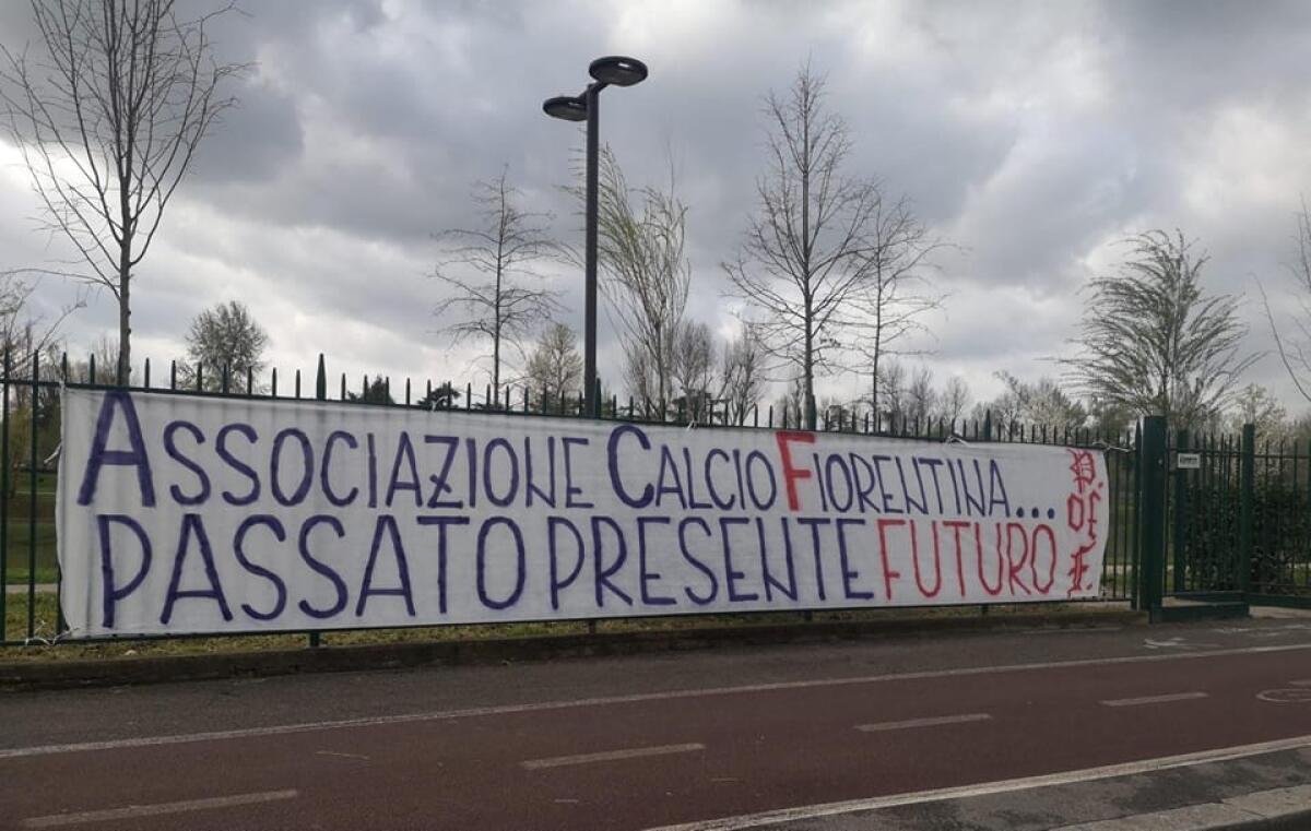 Ogni giorno un gruppo della Curva Fiesole attacca la Fiorentina: "ACF è passato, presente e futuro" - 