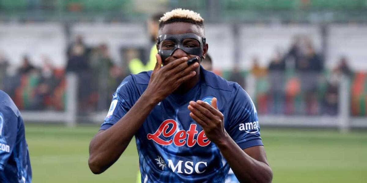 All'84' il Napoli riapre la gara, Osimhen firma il 2-3 per i partenopei - VENICE, ITALY - FEBRUARY 06: Victor Osimhen of Napoli celebrates after scoring his team's opening goal during the Serie A match between Venezia FC and SSC Napoli at Stadio Pier Luigi Penzo on February 06, 2022 in Venice, Italy. (Photo by Maurizio Lag