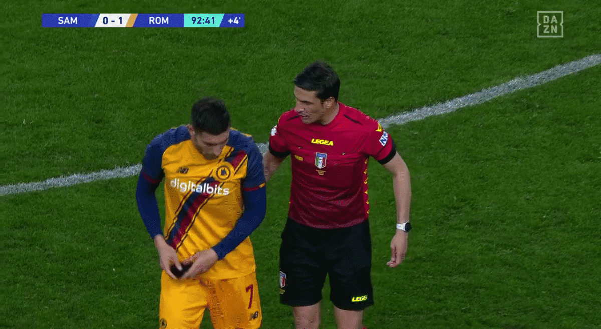 Prima si toglie i parastinchi, poi si allaccia le scarpe. Sceneggiata di Pellegrini per saltare la Salernitana