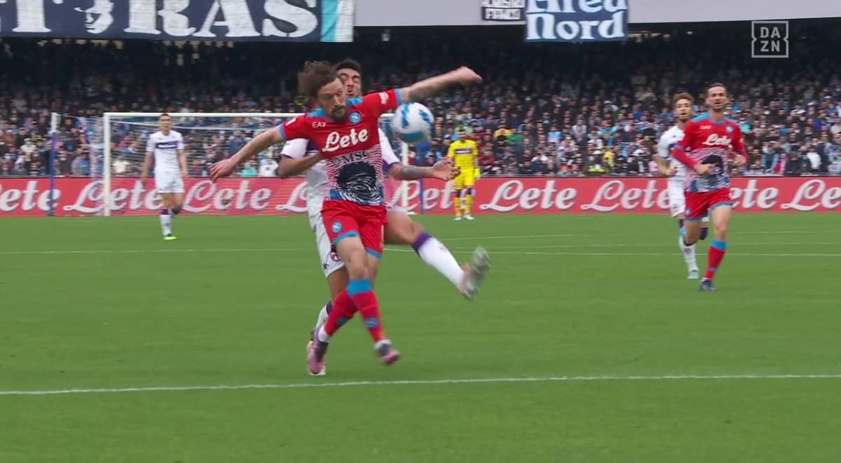 Mario Rui tocca per tre volte di mani nella sua area. Manca un rigore alla Fiorentina nel primo tempo