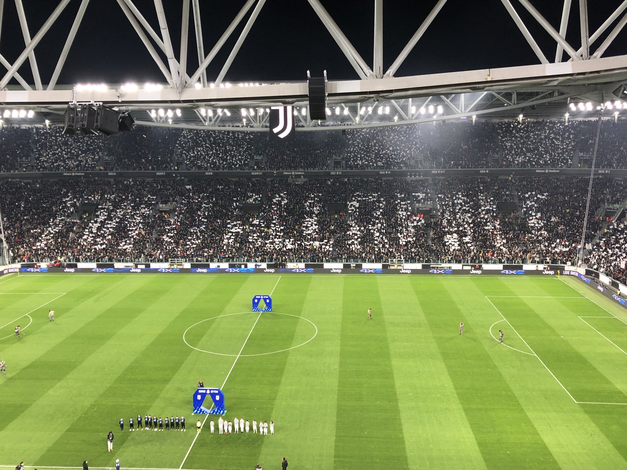 La Juventus partorisce l'ennesima coreografia imbarazzante, non riesce la scritta "Fino alla fine"