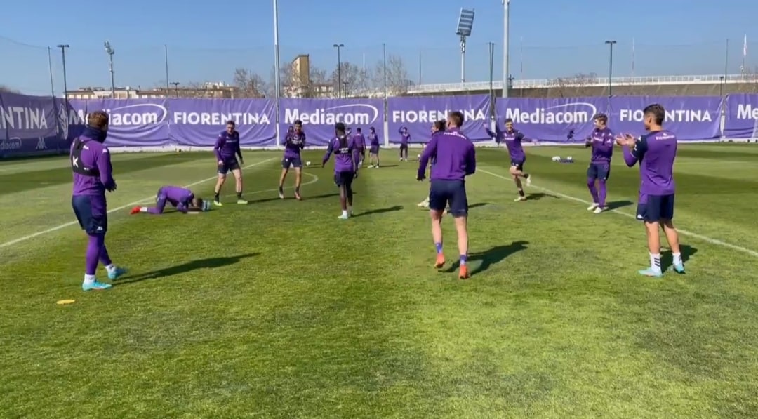 Ikonè e Maleh non prendono palla nel torello e la squadra li prende in giro. Il video dall'allenamento