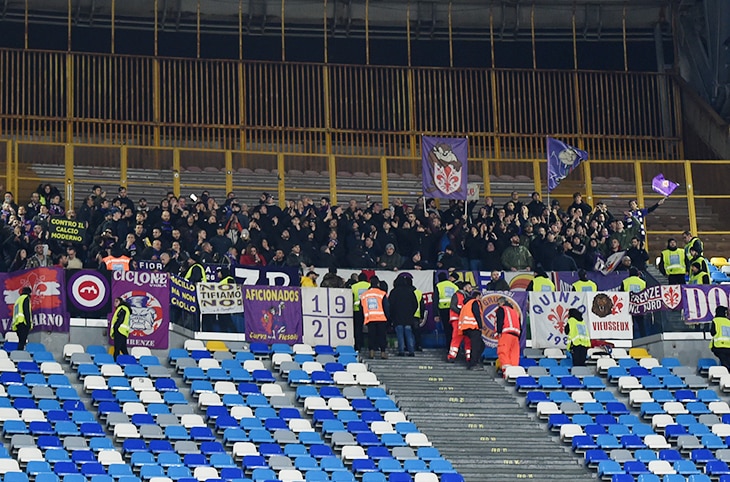 La denuncia da Napoli: "Cori dei tifosi viola inqualificabili, non hanno niente a che vedere con lo sport"