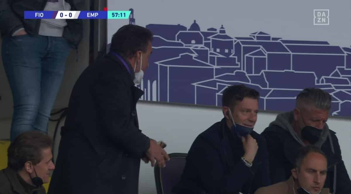 Sceneggiate di Corsi in tribuna, dopo il gol annullato grida "Me ne vado" poi sul rosso va da Rocchi