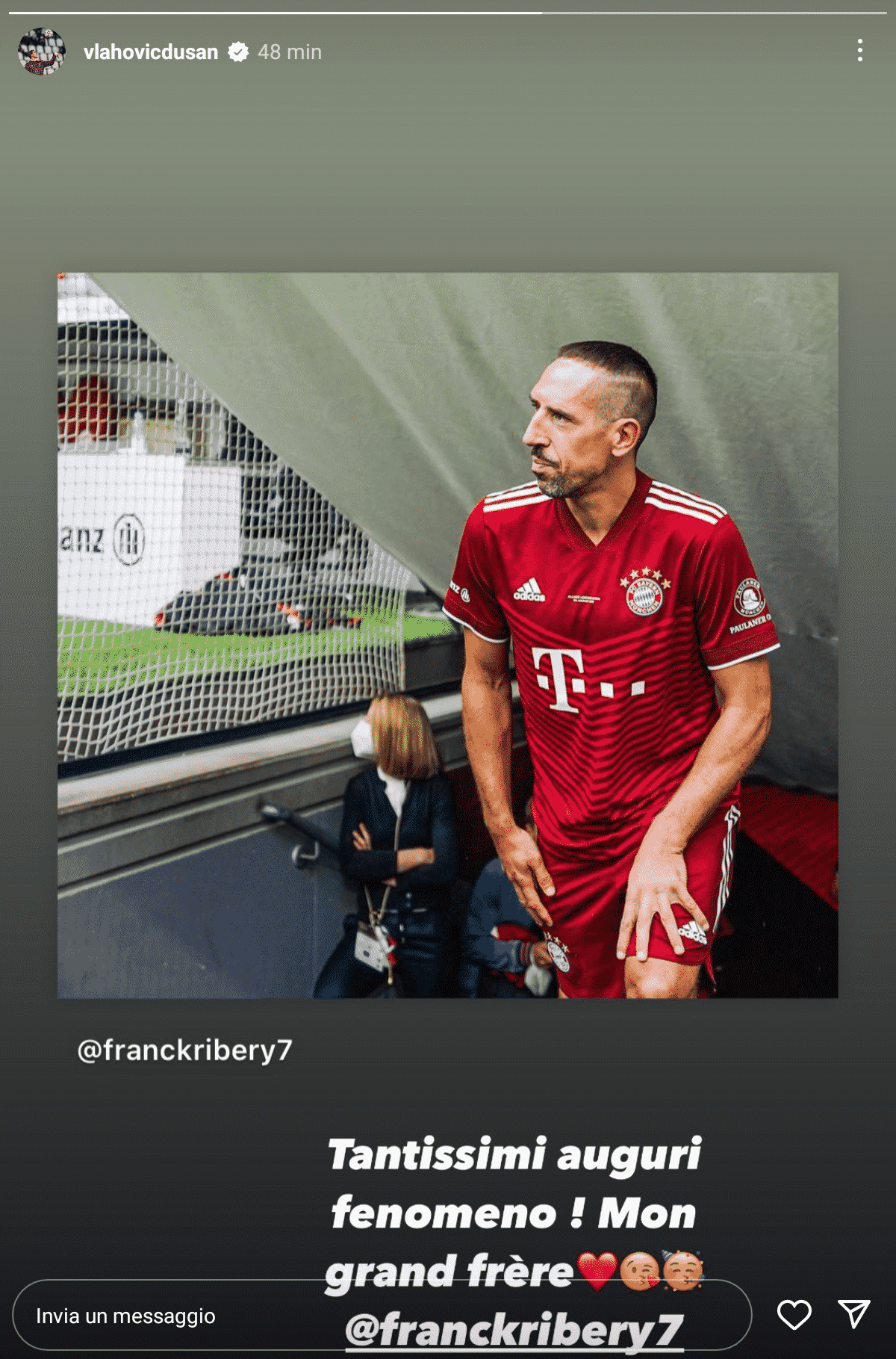 Pur di non mettere una foto della Fiorentina, Vlahovic fa gli auguri a Ribery con una foto del Bayern
