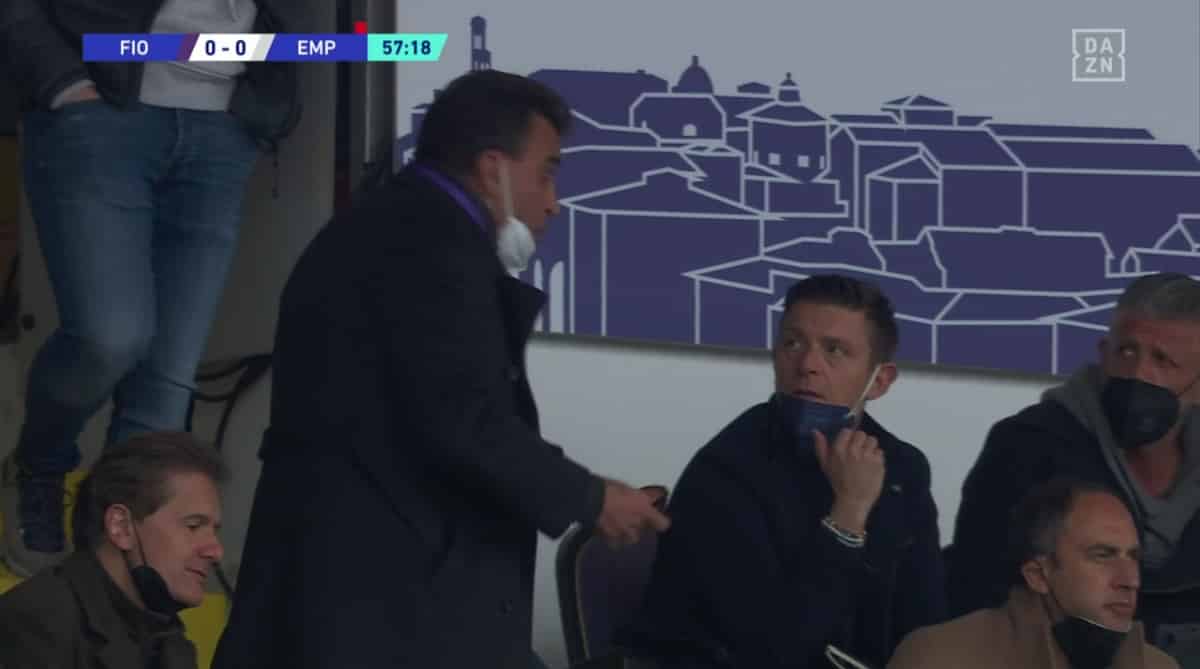 Sceneggiate di Corsi in tribuna, dopo il gol annullato grida "Me ne vado" poi sul rosso va da Rocchi