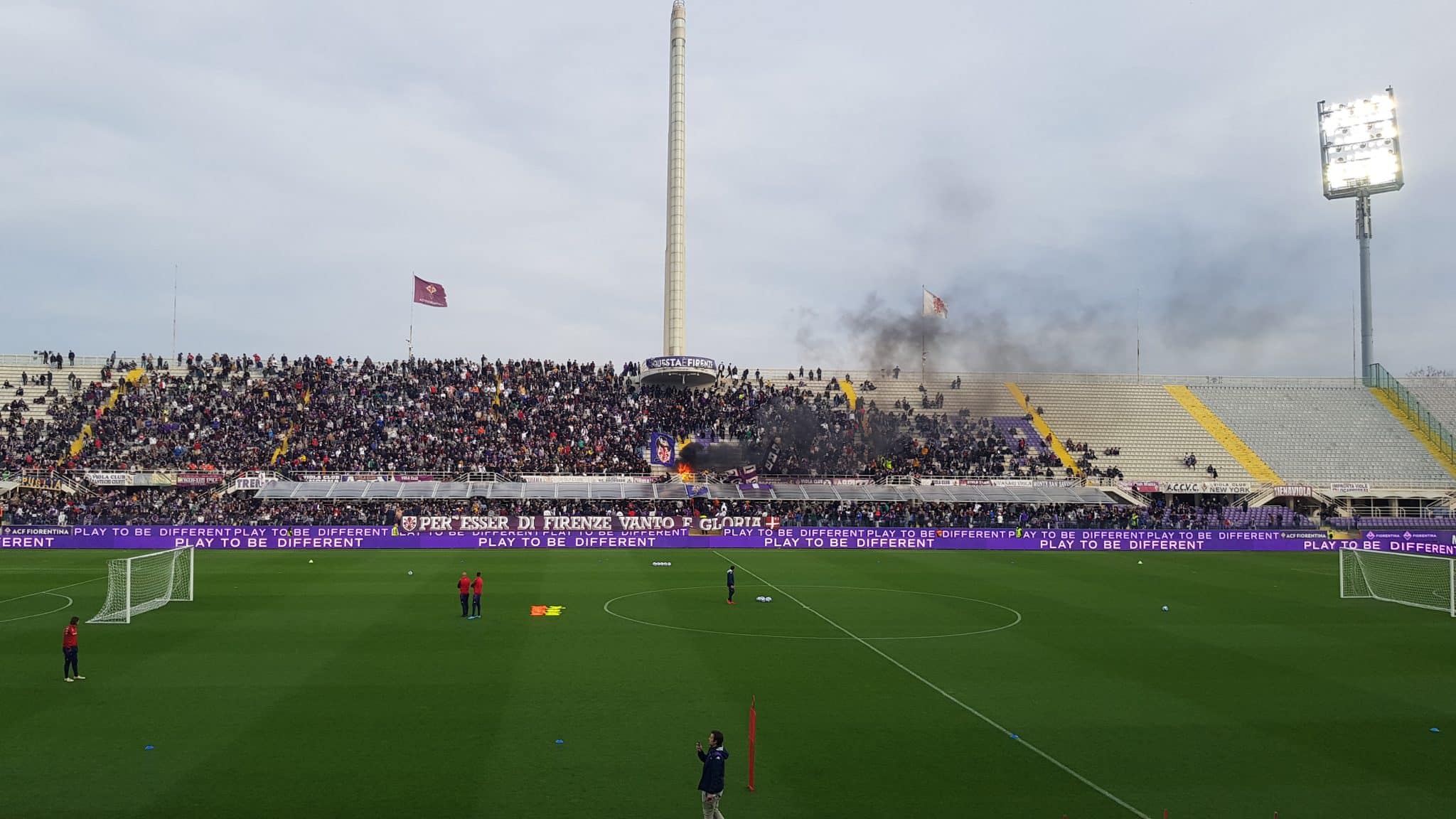 Attimi di paura: incendio tra i tifosi viola durante l'allenamento della Fiorentina. Intervenuti i pompieri