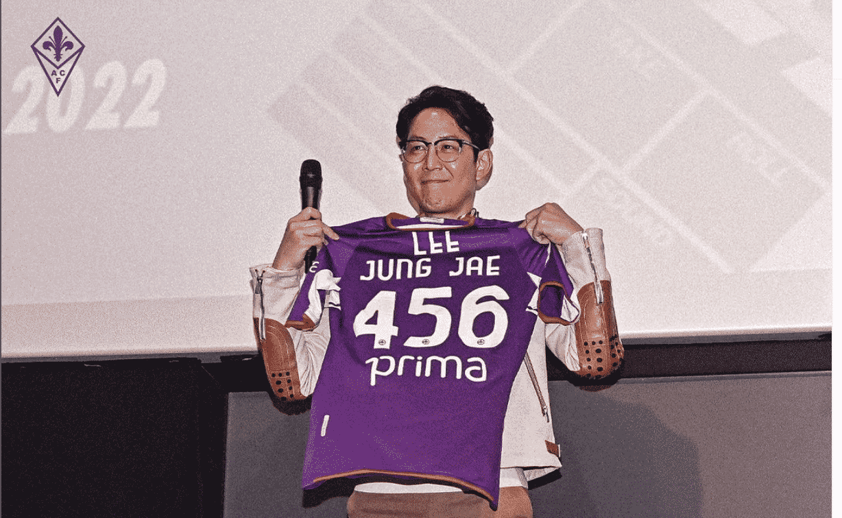 Dalla Corea a Firenze, il giocatore 456 di Squid Game orgoglioso di posare con la maglia della Fiorentina