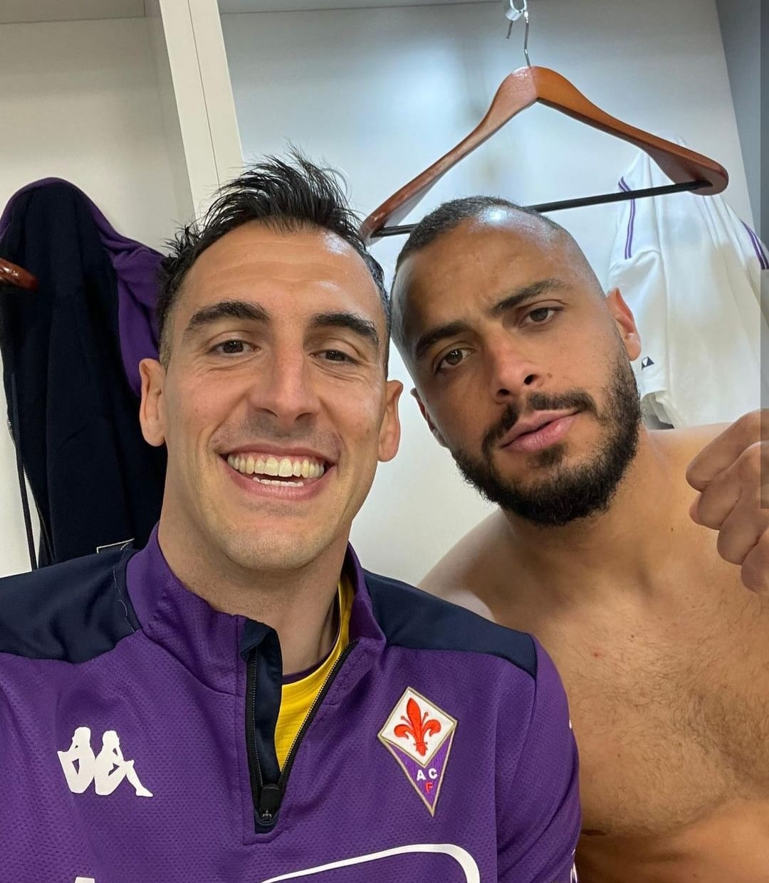 Nello spogliatoio della Fiorentina a Napoli Rosati festeggia con Nico Gonzalez, Ikonè e Cabral