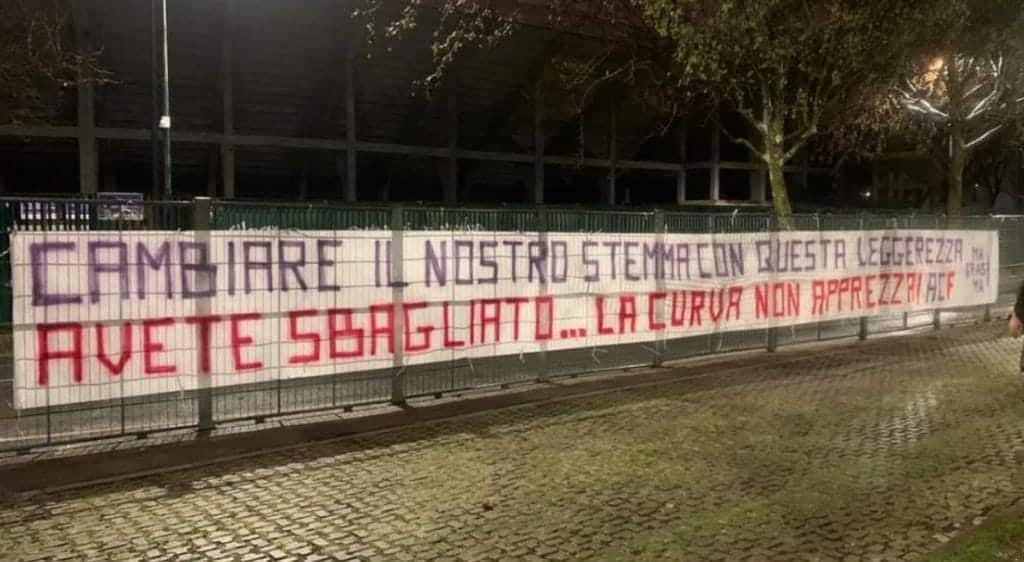 Ogni giorno un gruppo della Curva Fiesole attacca la Fiorentina: "ACF è passato, presente e futuro"
