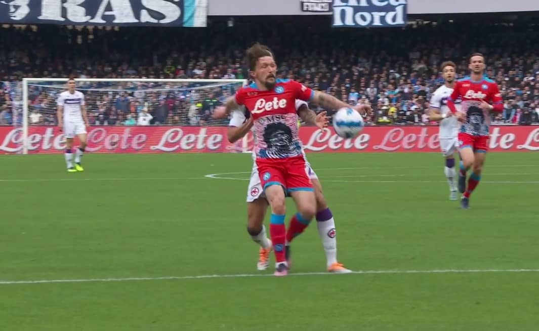 Mario Rui tocca per tre volte di mani nella sua area. Manca un rigore alla Fiorentina nel primo tempo