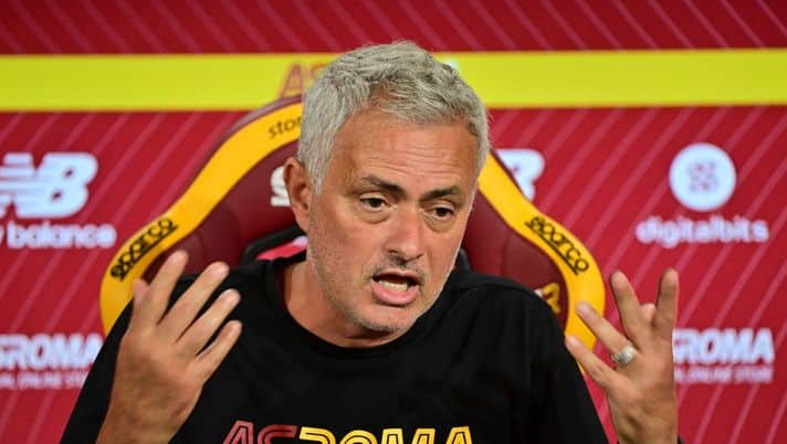 Mourinho show in conferenza, scrive su un foglietto la domanda che gli avrebbe fatto il giornalista