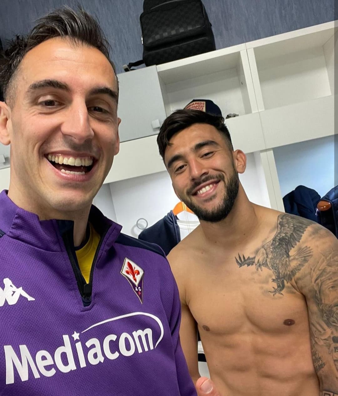 Nello spogliatoio della Fiorentina a Napoli Rosati festeggia con Nico Gonzalez, Ikonè e Cabral