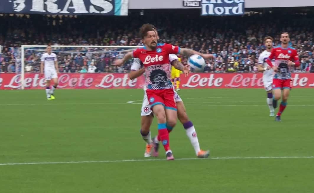 Mario Rui tocca per tre volte di mani nella sua area. Manca un rigore alla Fiorentina nel primo tempo