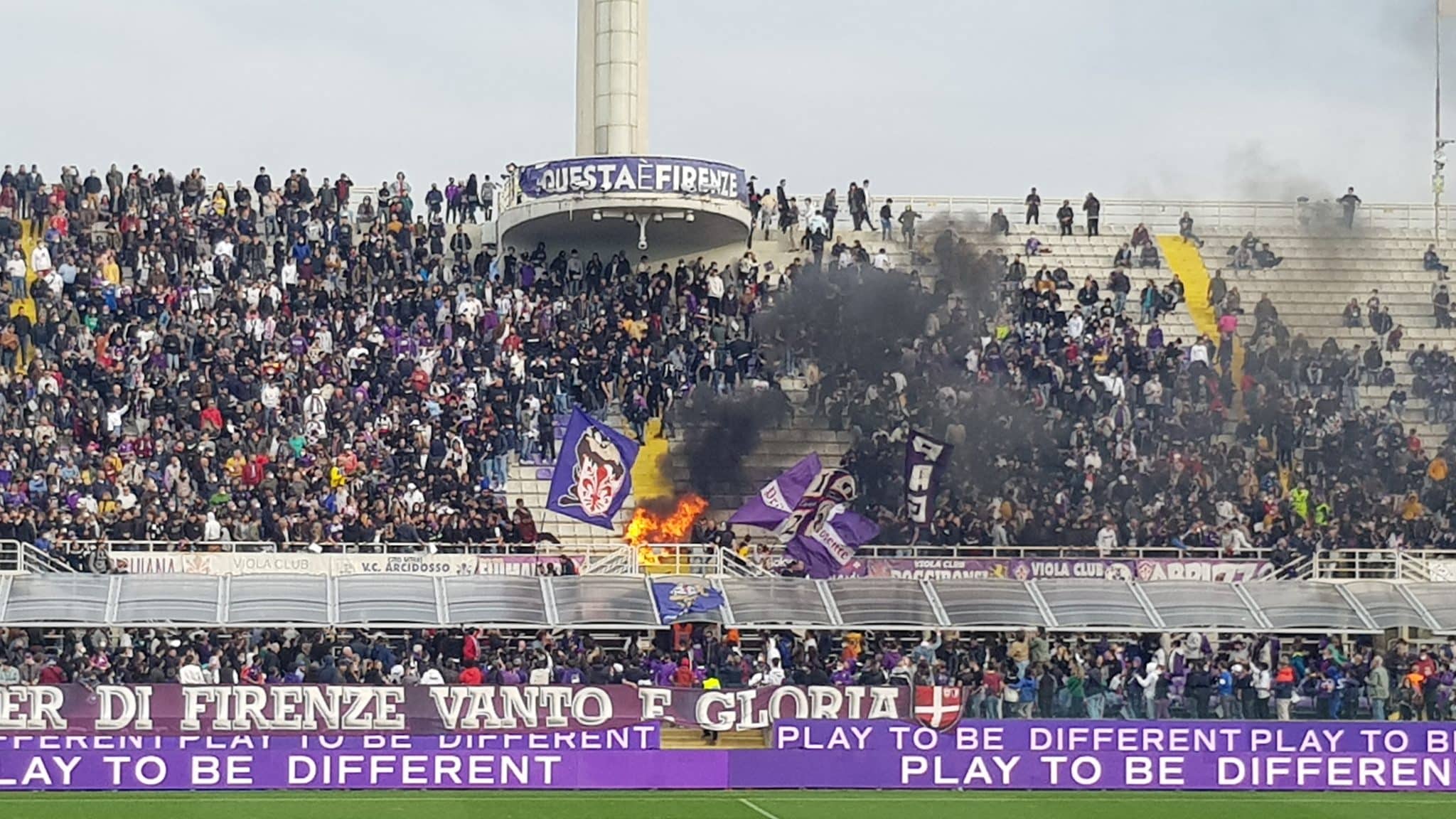 Attimi di paura: incendio tra i tifosi viola durante l'allenamento della Fiorentina. Intervenuti i pompieri
