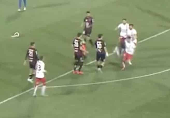 Schiaffo a Iemmello da un tifoso del Foggia in campo. La fidanzata: "Mia figlia guardava in televisione"