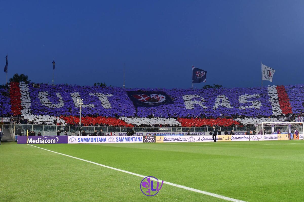 La meravigliosa coreografia della Curva Fiesole prima della partita della Fiorentina contro la Roma - Coreografia Fiesole