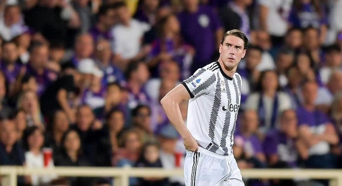 Anche Vlahovic si inchina alla festa viola: "Complimenti alla Fiorentina, è meritatissimo" - 