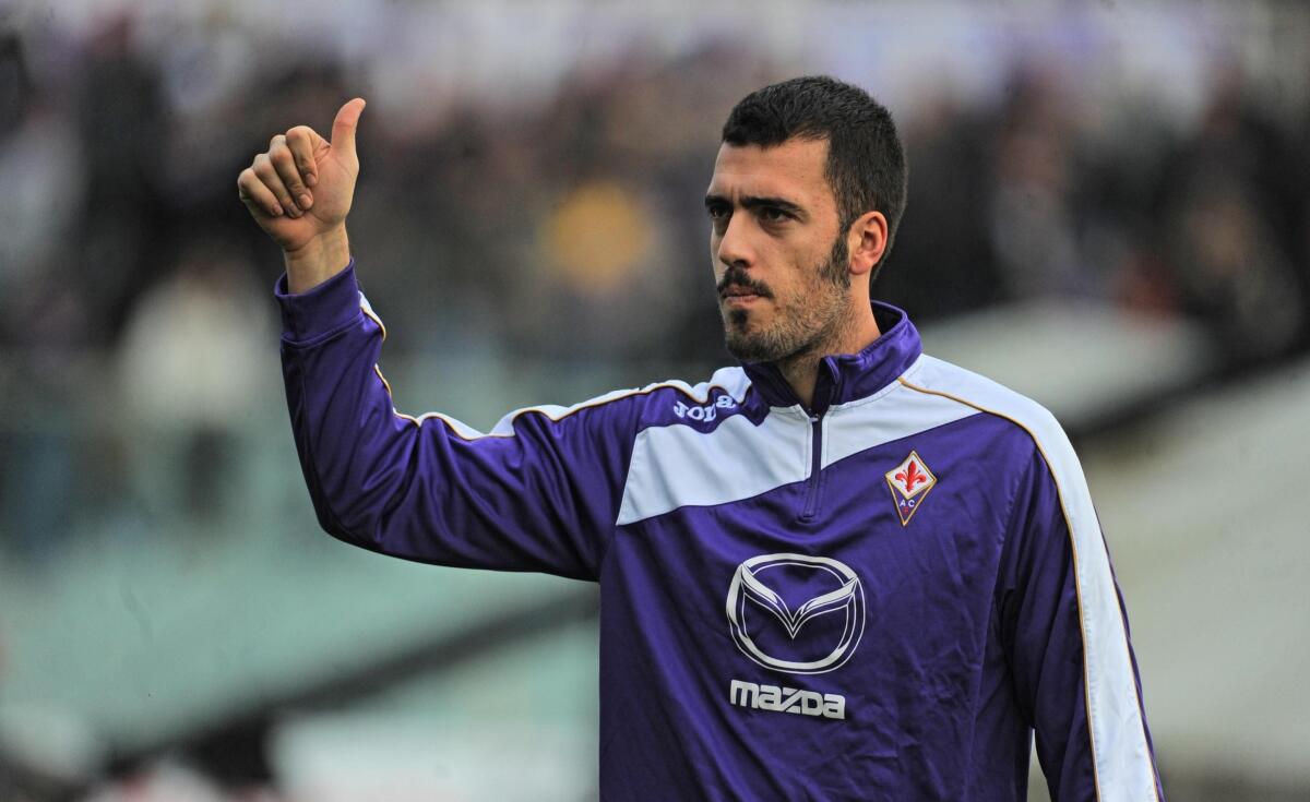 Viviano carica: "Sarei voluto essere in Curva Fiesole, avrei avuto meno pressioni rispetto al campo" - Italian goalkepeer of Fiorentina, Emiliano Viviano, waves his supporters prior the goal during the Italian Serie A soccer match ACF Fiorentina vs AC Siena at Artemio Franchi stadium in Florence, Italy, 16 december 2012.
ANSA/MAURIZIO DEGL'INNOCENTI