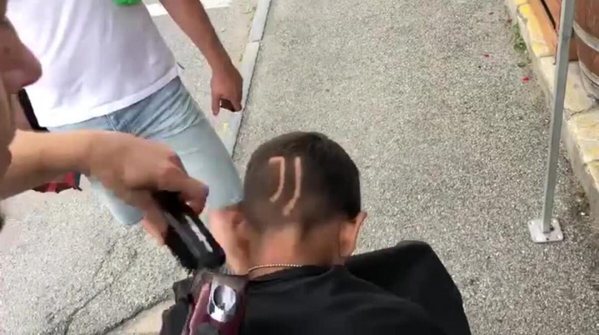 Papà fa fare taglio di capelli con logo Juventus a due figli. Mamma lo denuncia per maltrattamenti - 