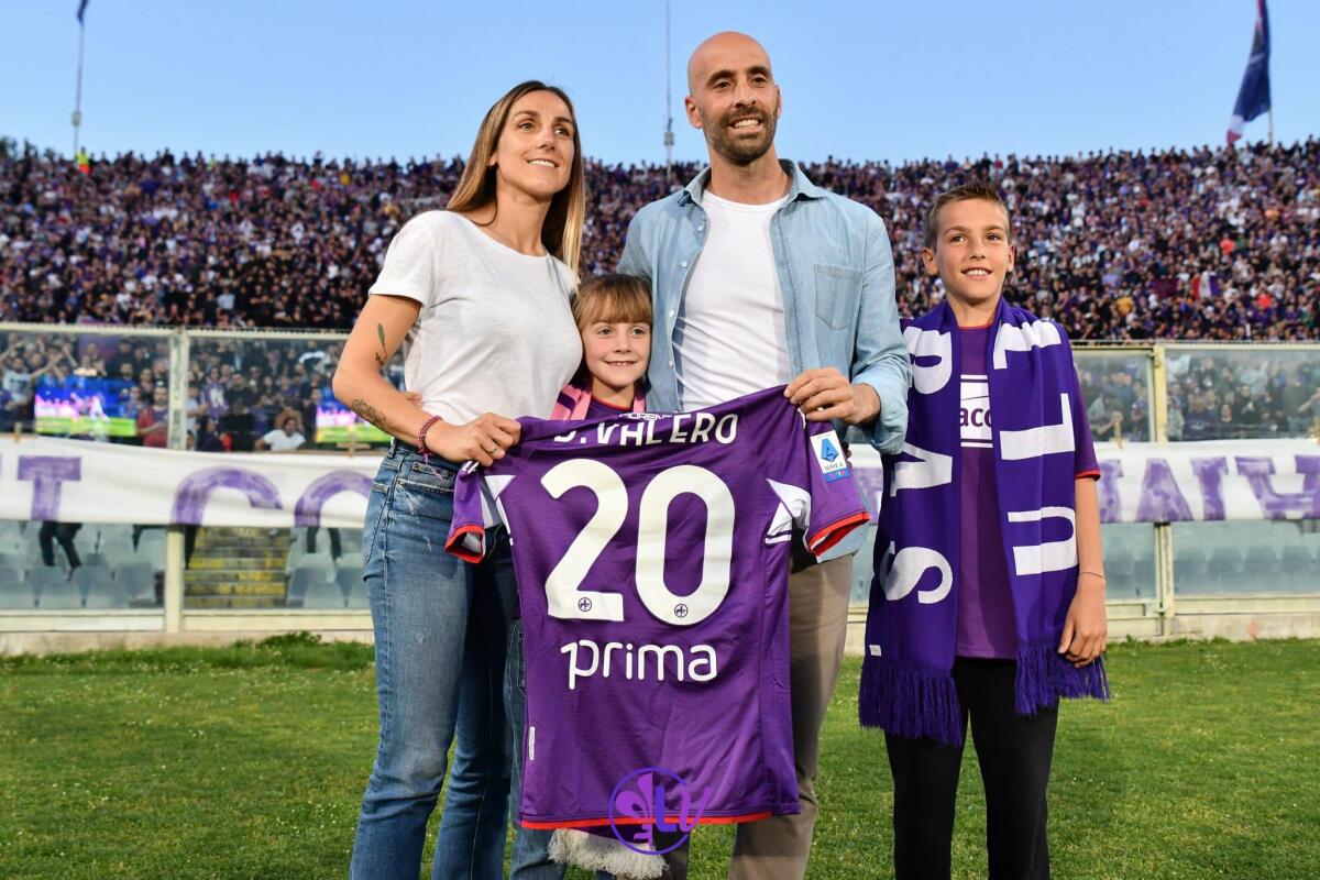 Borja Valero torna nel suo Franchi e la Curva Fiesole lo tributa con la famiglia al completo - Borja Valero e famiglia sotto la Fiesole