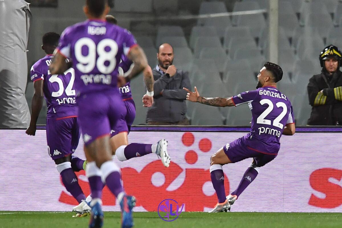 Esplode il Franchi, Nico Gonzalez si procura il rigore e poi porta la Fiorentina avanti al 5' - Esultanza Nicolas Gonzalez