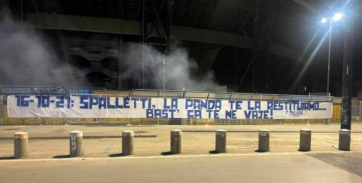 I tifosi del Napoli sbottano e attaccano: "Spalletti, la panda te la restituiamo, basta che te ne vai" - 