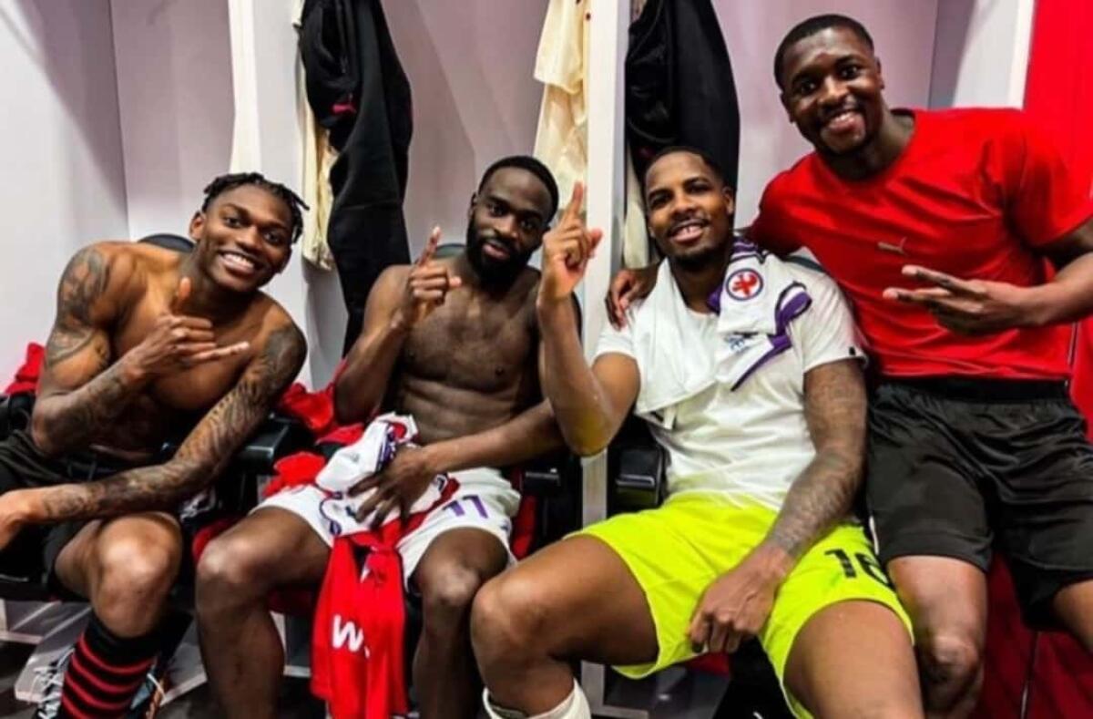 Ikonè festeggia il suo compleanno anche con gli amici del Milan, foto nello spogliatoio rossonero - 