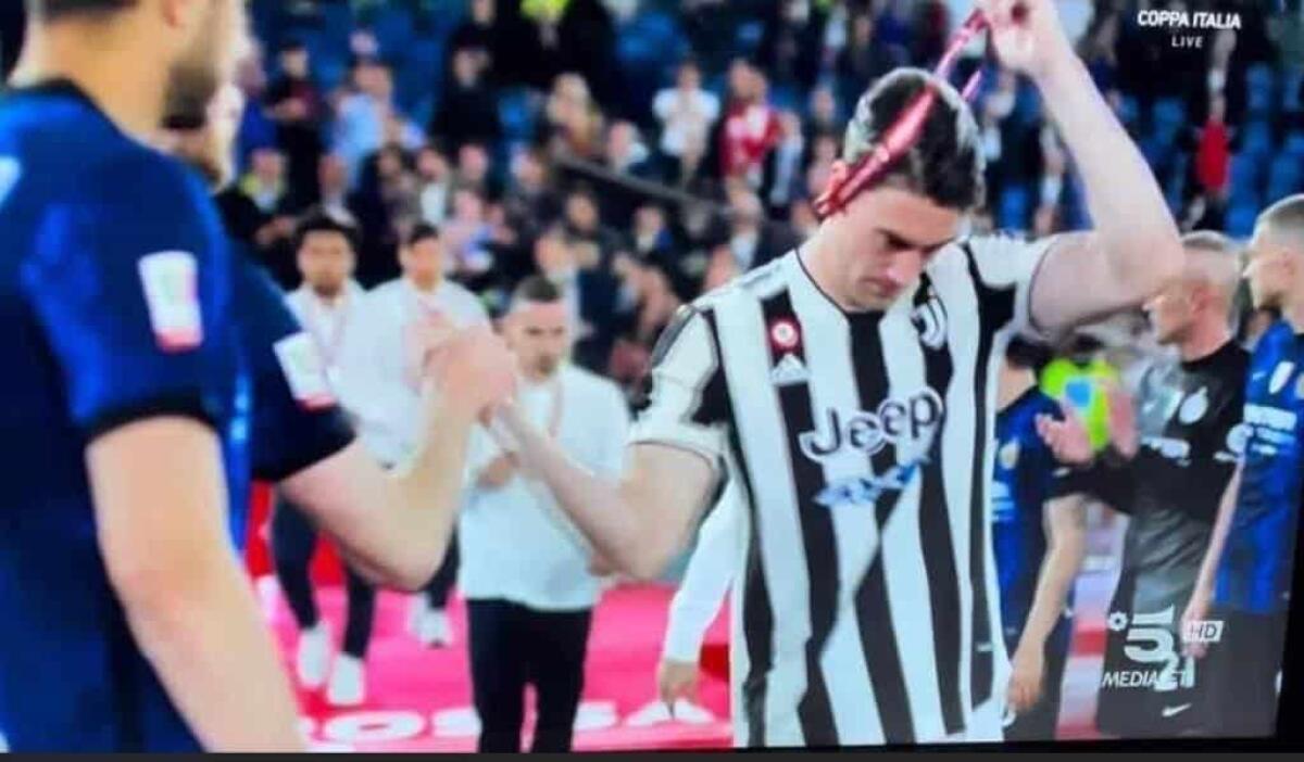 Vlahovic non accetta la sconfitta in Coppa Italia, il serbo si strappa infuriato la medaglia dal collo - 