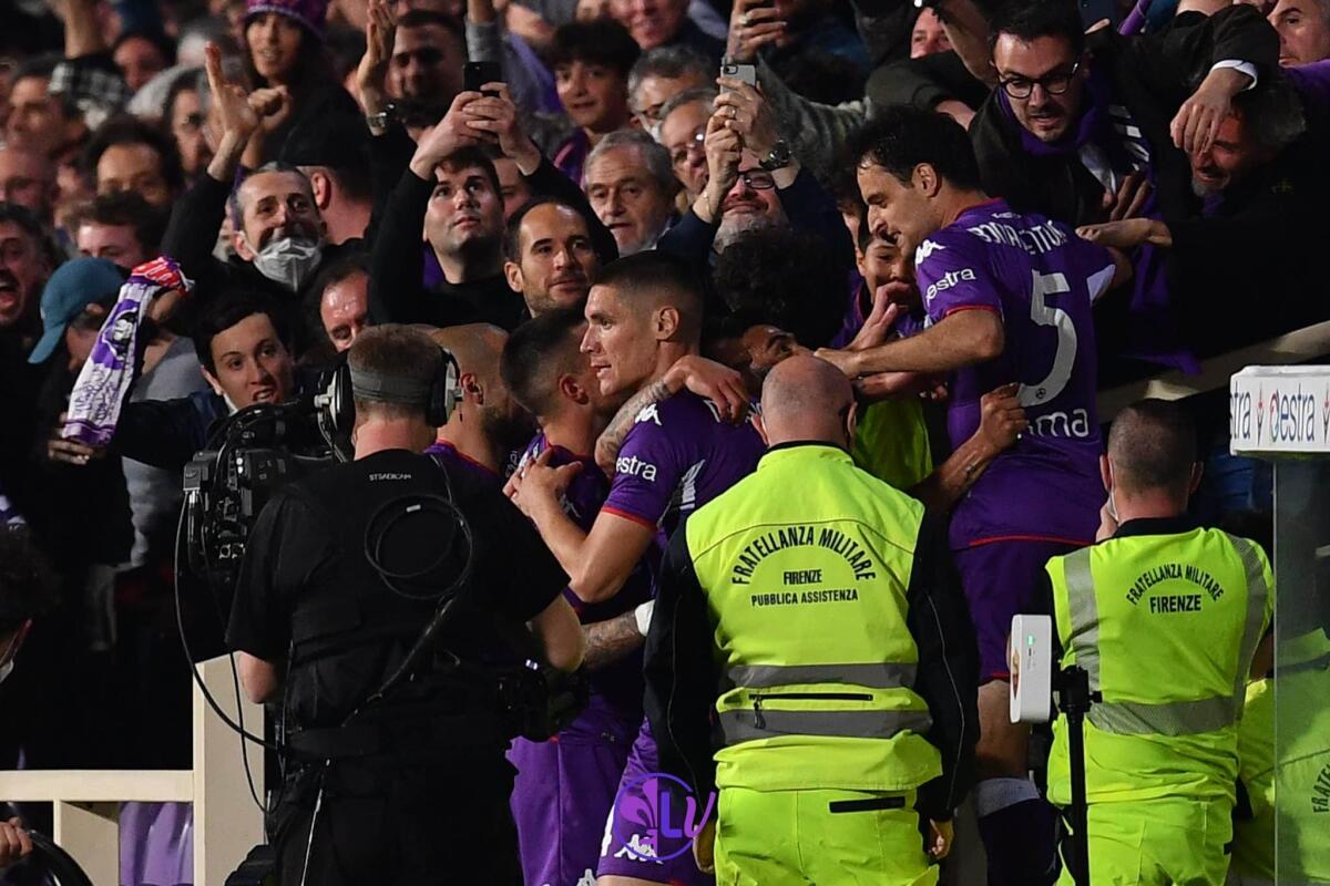 Impazzisce il Franchi, la Fiorentina domina e batte 2-0 la Roma. Continua la corsa all'Europa - Esultanza Giacomo Bonaventura