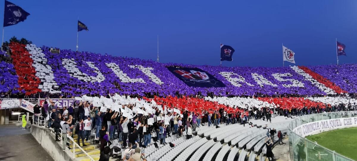 Delle casse con i cori della Fiesole vicino al settore ospiti, così la Fiorentina ha distrutto il tifo romano - 