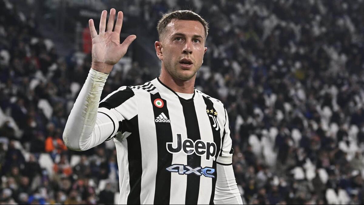 Ag. Bernardeschi: "Mi sono fatto in quattro per esaudire il suo desiderio di passare dalla viola alla Juve" - TURIN, ITALY - OCTOBER 17: Federico Bernardeschi of Juventus FC  during the Italian Serie A   match between Juventus v AS Roma at the Allianz Stadium on October 17, 2021 in Turin Italy (Photo by Mattia Ozbot/Soccrates/Getty Images)